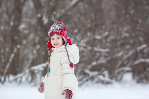 Adorable preschooler girl in beautiful winter park — Stock Photo, Image