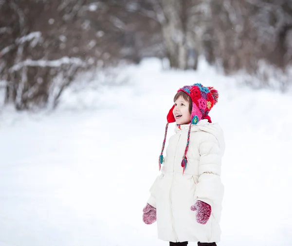 Adorable preschooler girl in beautiful winter park — Stock Photo, Image