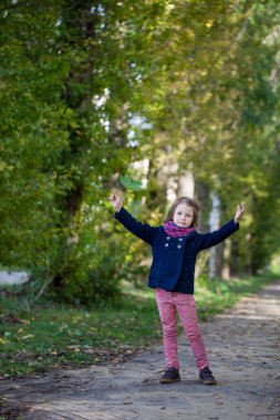 iskambil kız sonbahar Park akçaağaç yaprakları ile oynama