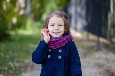 Portret van peuter meisje in de herfst park