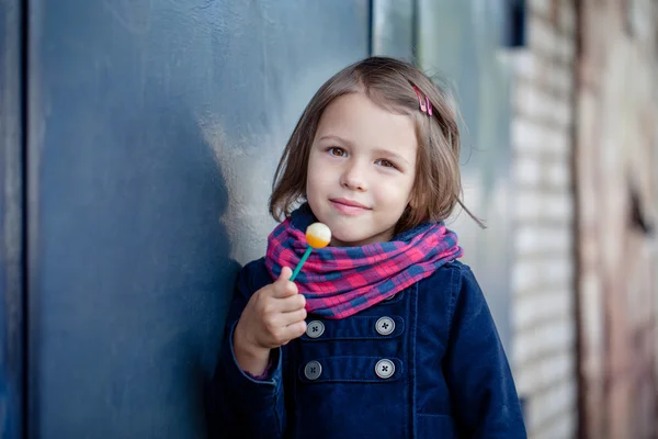 Portret dziewczyny Przedszkolak z lollypop — Zdjęcie stockowe