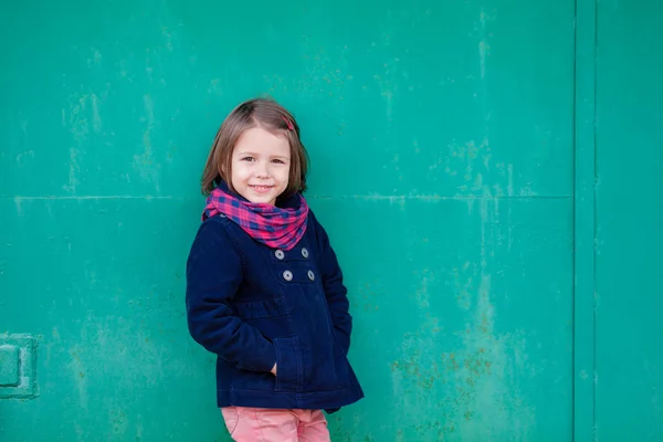 Dışarıda iskambil kız portresi