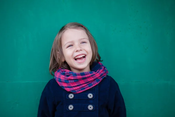 Porträt eines lachenden Vorschulmädchens — Stockfoto