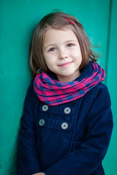 Retrato de menina pré-escolar perto de parede verde — Fotografia de Stock