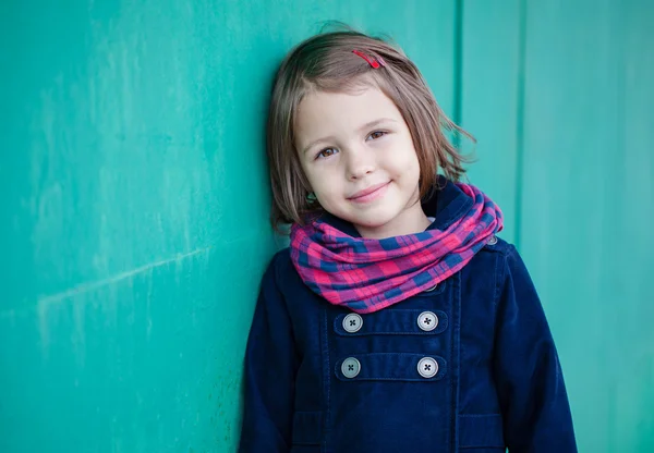 Retrato de menina pré-escolar perto de parede verde — Fotografia de Stock