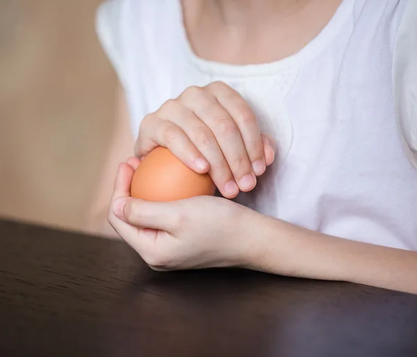 Kız ellerinde Paskalya yortusu yumurta