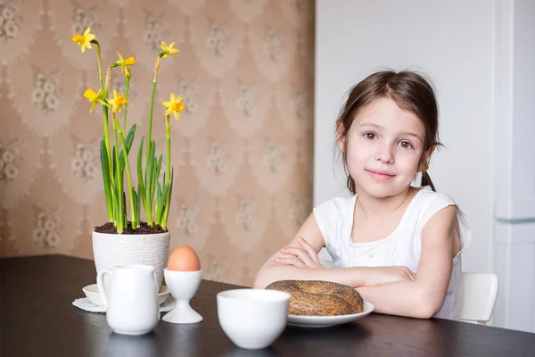 ona kahvaltı ile gülümseyen iskambil kız
