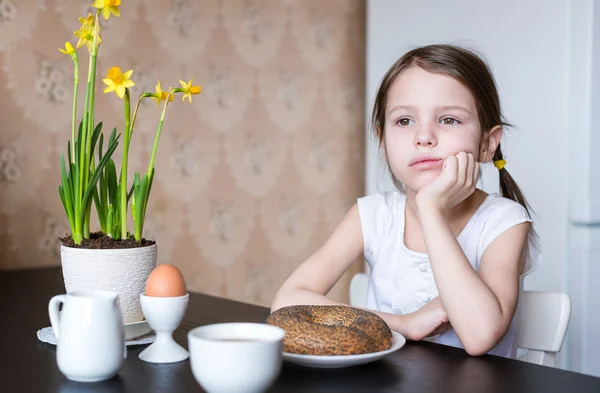 Menina pré-escolar agradável com café da manhã — Fotografia de Stock