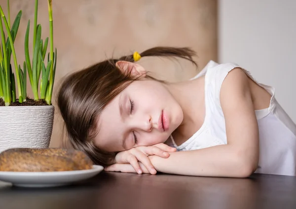 Adorável menina pré-escolar dormindo na cozinha — Fotografia de Stock
