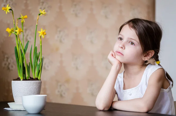 düşünceli iskambil kız mutfakta