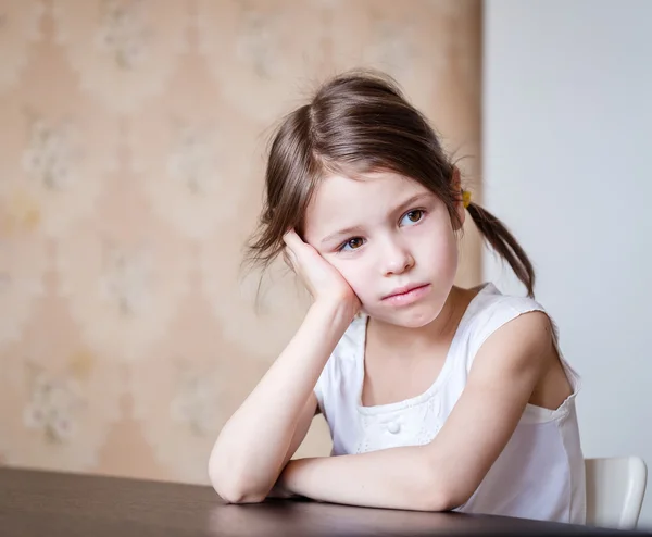 memnun iskambil kız mutfakta