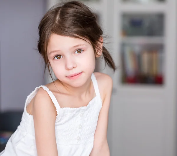 Porträtt av leende bedårande förskolebarn flicka hemma — Stockfoto