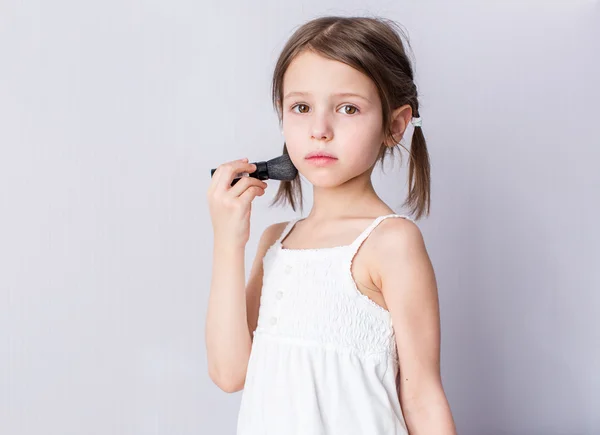 Evde makyaj fırçası ile okul öncesi kız Portresi