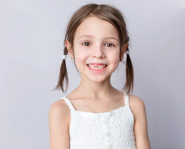 Sonriente niña preescolar con molares delanteros —  Fotos de Stock