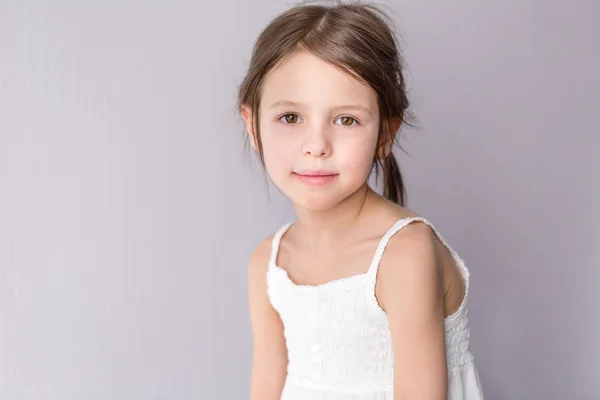 Evde sevimli okul öncesi kız Portresi