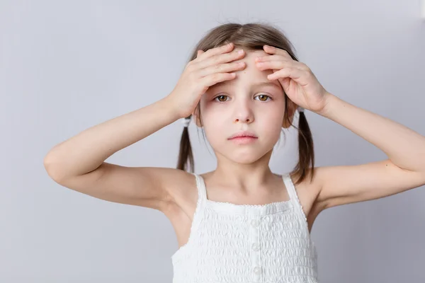 baş ağrısı olan iskambil kız portresi