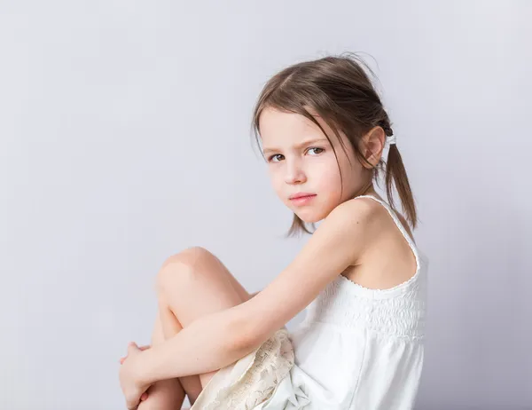 kapalı poz kızgın iskambil kız portresi