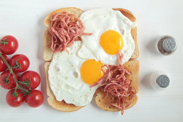 Яйцо с ветчиной и тостами — стоковое фото