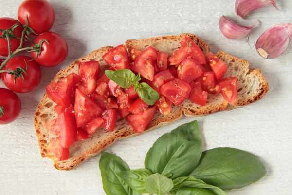 Bröd med tomat och basilika raw — Stockfoto
