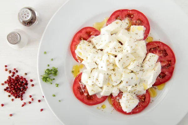 Сир Моцарелла і помідорами — стокове фото