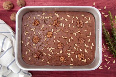 çam fıstığı ve biberiye ile kestane pastası