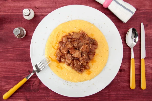 Polenta med ragu av kött och svamp — Stockfoto