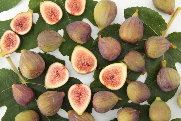 Fresh figs in composition with leaves on white table — Stock Photo, Image