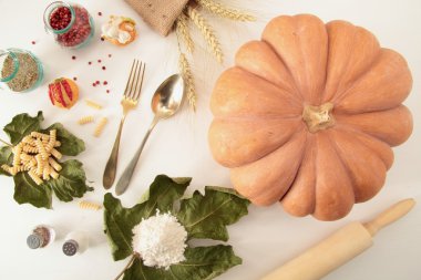 mutfak masasında sarı kabak