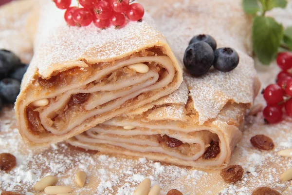 Apple strudel with raisins and pine nuts — Stock Photo, Image