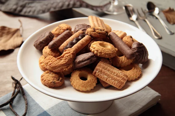 Gemengde koekjes met chocolade op een tafel — Stockfoto