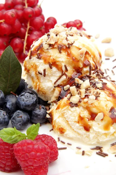 Vanilla ice cream with nuts and berries — Stock Photo, Image