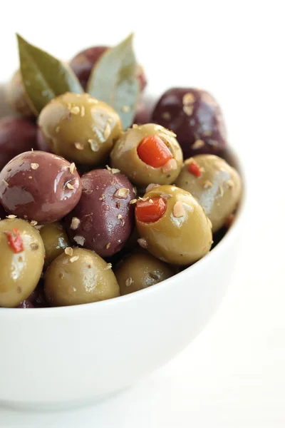 Olives mélangées sur fond blanc — Photo