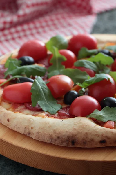 Pizza Margherita com tomate e arugula — Fotografia de Stock