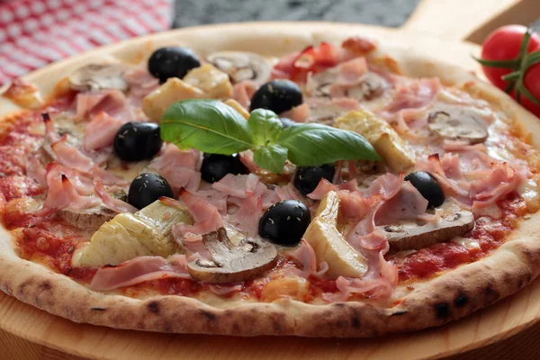 Pizza capricciosa con tomate y albahaca — Foto de Stock