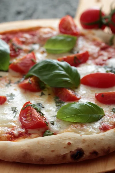 Pizza Margherita com tomate e manjericão — Fotografia de Stock