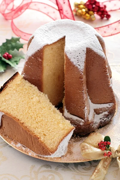 Pandoro torta di Natale su piatto d'oro — Foto Stock