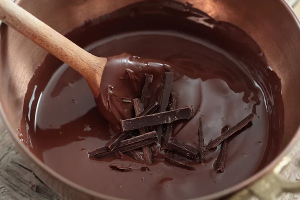 Cioccolato fuso in una padella di rame — Foto Stock