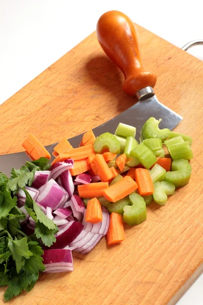 커팅 보드에 소스에 대 한 야채를 잘라 — 스톡 사진