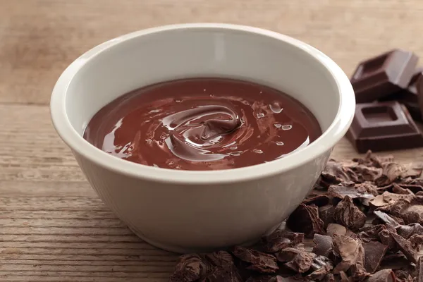 Chocolat fondu dans une casserole de cuivre — Photo