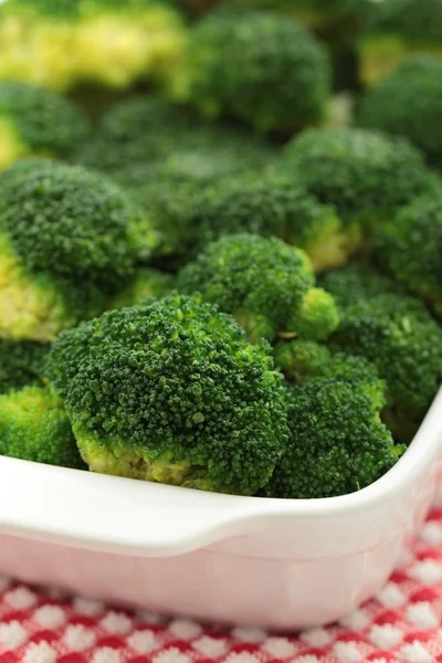 COOKED BROCCOLI IN dish — Stock Photo, Image