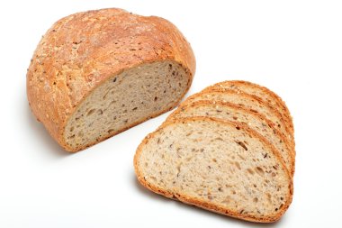 Beyaz arka plan üzerinde tam pişmiş ekmek