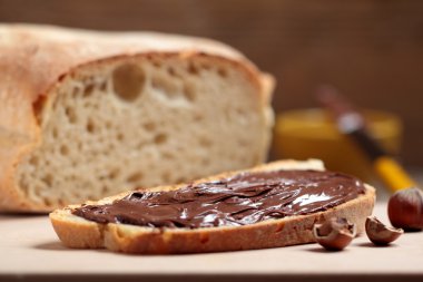 ahşap masa üzerine nutella ile ekmek