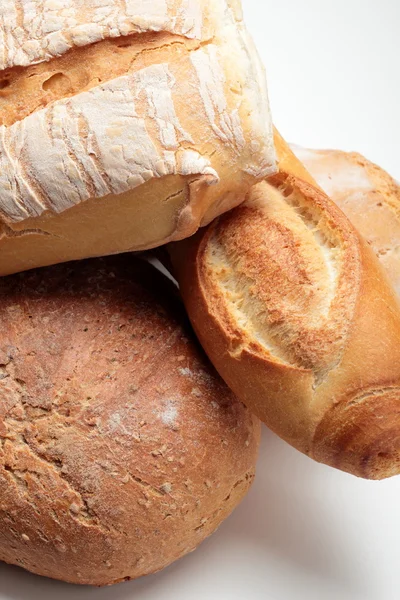 Chleb pieczony na białym tle — Zdjęcie stockowe