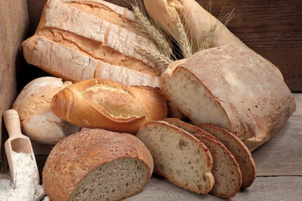 Chleb pieczony na drewnianym stole — Zdjęcie stockowe