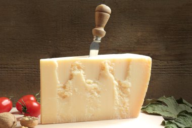 ahşap masa üzerine parmesan peyniri