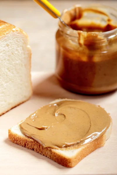 PEANUT BUTTER ON SLICE OF WHITE BREAD — Stock Photo, Image