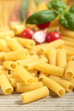 İtalyan makarna maccheroni rigati rustik tablo