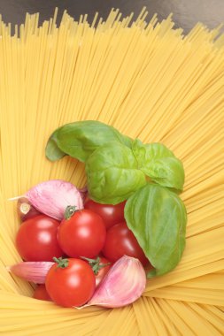 kompozisyon rustik masanın üzerine karışık makarna çeşitleri