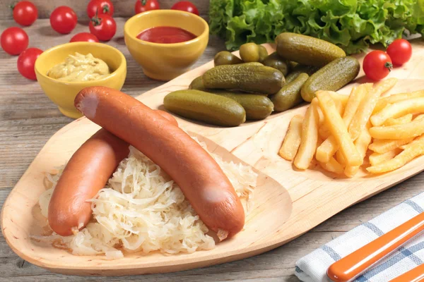 Wurst mit Sauerkraut — Stockfoto