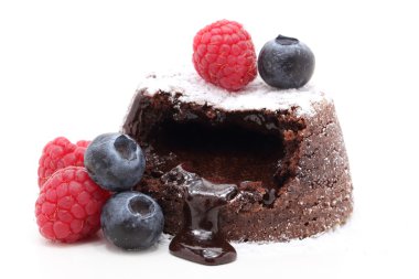 çörek al cioccolato con frutti di bosco su sfondo bianco